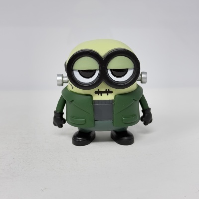 Miniatura de personagem Minion com óculos e casaco verde