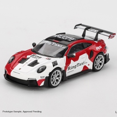 Miniatura de carro de corrida Porsche vermelho, branco e preto com asa traseira e texto RingTaxi.de