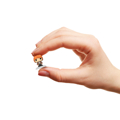 Mão a segurar uma pequena figura colecionável de personagem ruiva