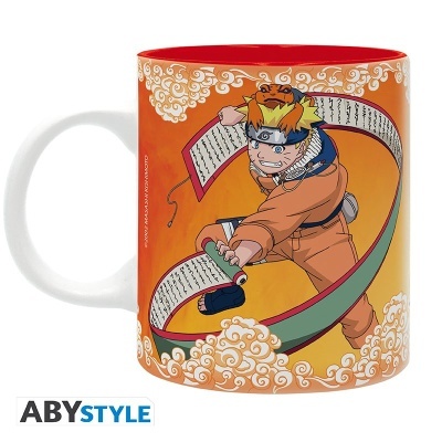 Caneca branca com interior vermelho e ilustração anime de personagem vestindo roupa laranja e segurando pergaminho com padrão nuvens