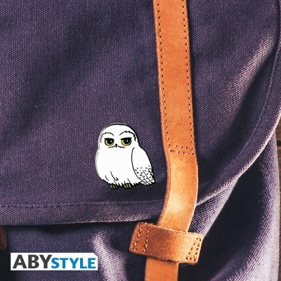 Mochila azul escuro com alças de couro castanho e coruja branca bordada