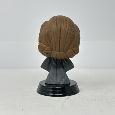Figura Funko Pop vista de trás com cabelo castanho e vestido cinzento
