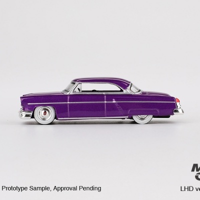 Miniatura de carro clássico roxo com detalhes cromados em fundo branco