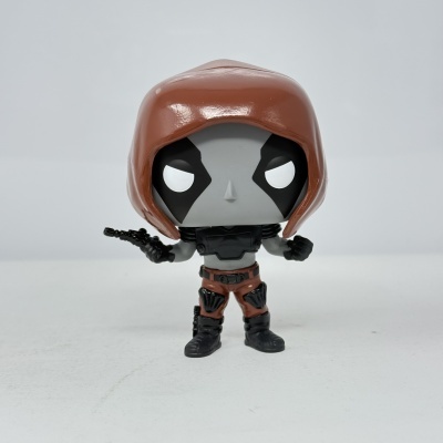 Figura colecionável com máscara e capuz castanho