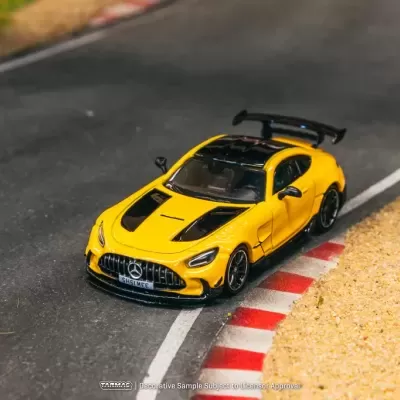 Miniatura de carro desportivo Mercedes-AMG GT amarelo e preto em pista