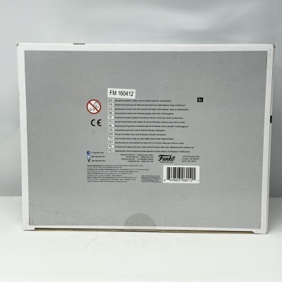 Caixa branca de cartão com etiquetas e texto a preto com código FM 160412