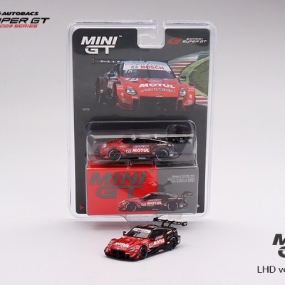 Miniatura de carro de corrida Nissan Z GT500 na embalagem MINI GT com as cores vermelho e preto.