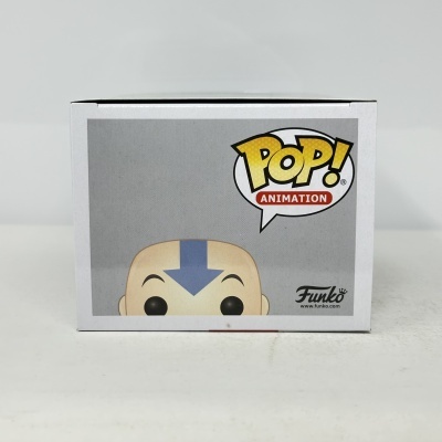 Caixa Funko Pop branca com personagem careca e seta azul na testa e texto POP! ANIMATION.