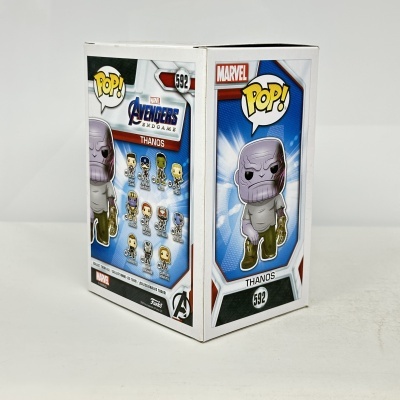 Caixa Funko Pop Thanos Avengers Endgame azul com várias figuras Marvel e textos identificativos