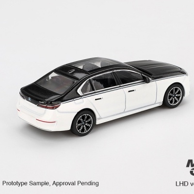 Diecast 1:64 BMW i7 xDrive60 Alpine White / Black Sapphire - Mini GT