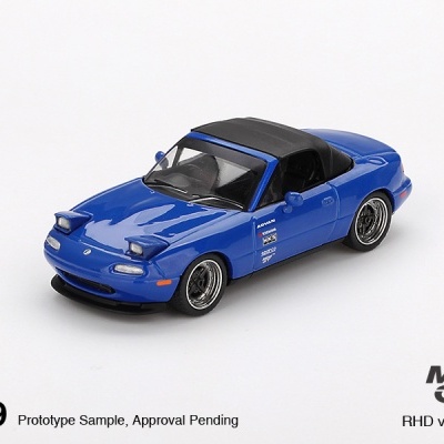 Miniatura de carro desportivo azul com capota preta