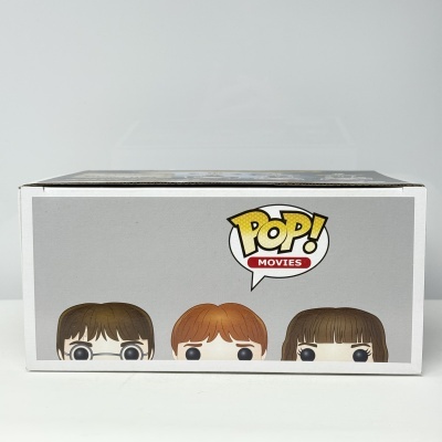 Caixa branca com personagens POP! MOVIES visíveis