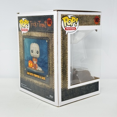 Funko Pop Sam com abóbora e saco na caixa branca com padrão marrom escuro