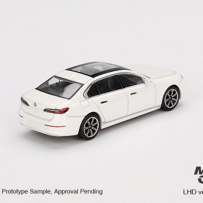 Diecast 1:64 BMW i7 xDrive60 Mineral White - Mini GT