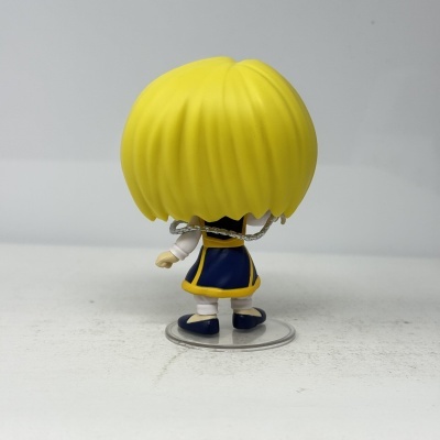 Figura colecionável de vinil com cabelo amarelo e roupa azul e amarela
