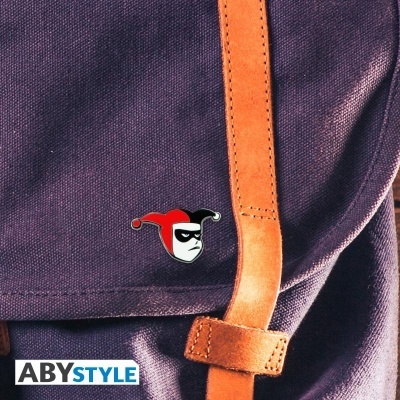 Mochila roxa com alça castanha e emblema da Harley Quinn