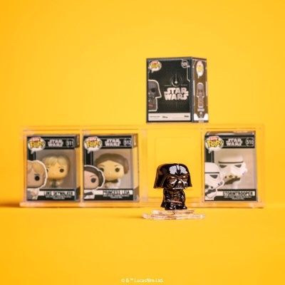 Figura Funko Pop preta de Darth Vader e caixas Funko Pop Star Wars em fundo amarelo
