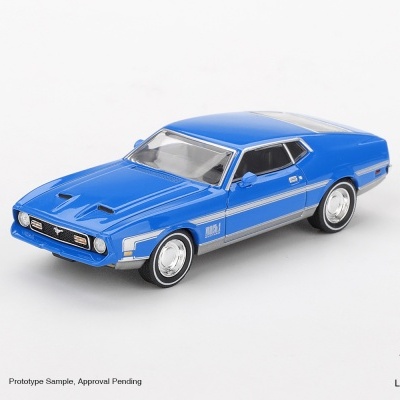 Miniatura de carro desportivo clássico azul com detalhes prateados numa superfície branca.