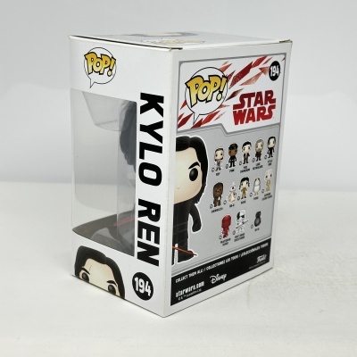 Figura Pop! Star Wars Kylo Ren 194 na caixa branca com partes transparentes