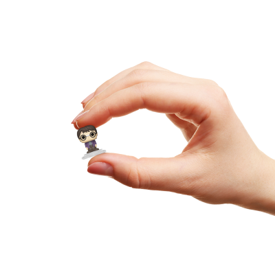 Miniatura Funko Pop em mão humana