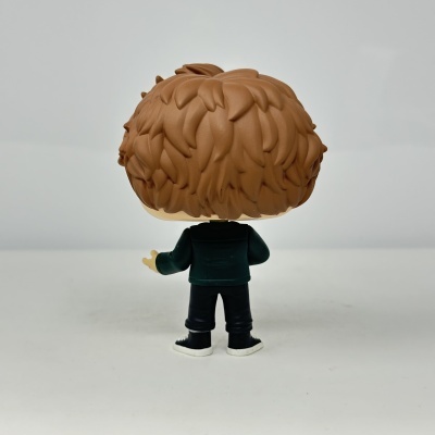 Figura Funko Pop vista de costas com cabelo castanho e roupa escura