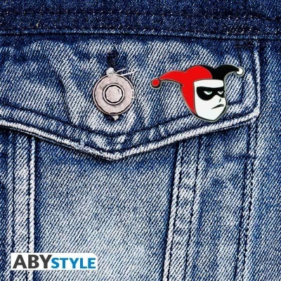 Pin de Harley Quinn numa peça de ganga azul clara