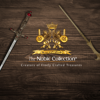 Duas espadas decorativas sobre madeira com logo The Noble Collection