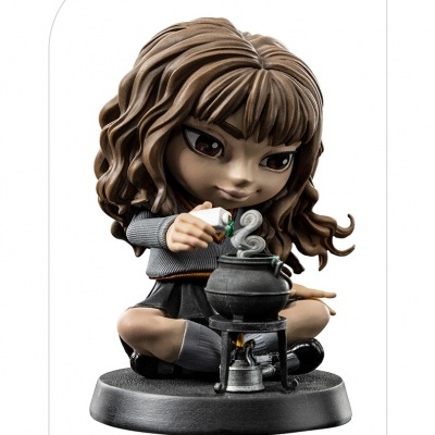 Figura colecionável da personagem Hermione Granger com caldeirão fumegante em base preta, fundo branco.
