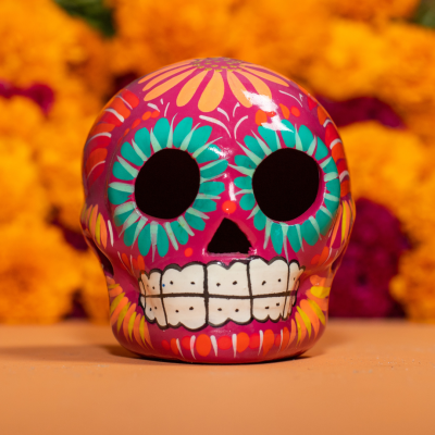 Caveira decorativa de cerâmica colorida com padrões florais