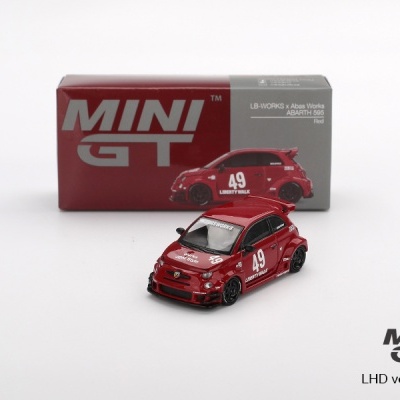 Miniatura de carro ABARTH 595 vermelho com número 49 preto