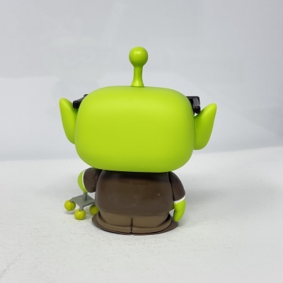 Figura colecionável de brinquedo alienígena com cabeça verde e corpo castanho
