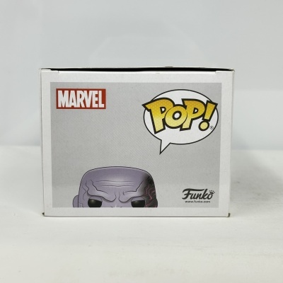 Embalagem Funko Pop personagem Marvel com cabeça cinzenta e olhos pretos