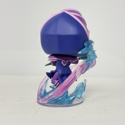 Boneco colecionável de figura estilizada roxa com base decorativa azul e rosa