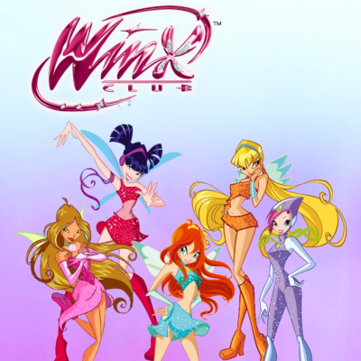 Imagem das personagens do Winx Club com roupas brilhantes e asas, fundo gradiente azul roxo, logotipo Winx Club acima.