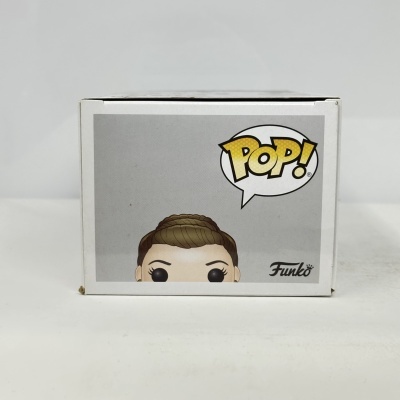Caixa de brinquedo Funko Pop com cabeça de boneco e texto POP!