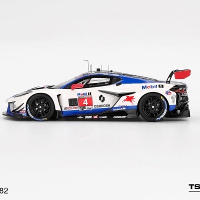 Miniatura de carro de corrida azul, branca e preta com asa traseira vermelha e número 4 em fundo vermelho.