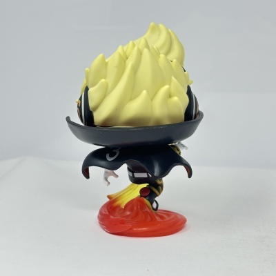 Figura Funko Pop com cabelo amarelo, chapéu e capa preta, base com chamas laranja e amarelo.