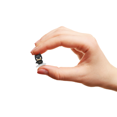 Mão segurando pequeno boneco do Batman