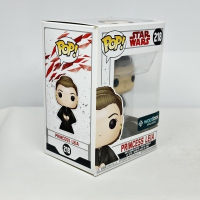 Funko Pop Princesa Leia Star Wars 218 em caixa branca com detalhes vermelhos e preto