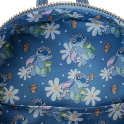 Interior de mochila com padrão azul e personagens Stitch com flores e borboletas