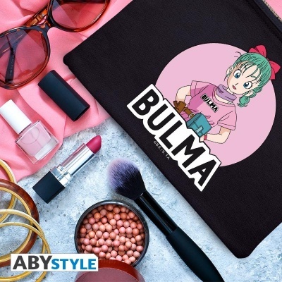 Estojo preto com desenho da personagem Bulma e texto BULMA, com acessórios de maquilhagem e óculos de sol