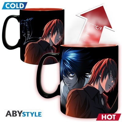 Caneca preta e laranja com personagens de anime que mudam de imagem com a temperatura.