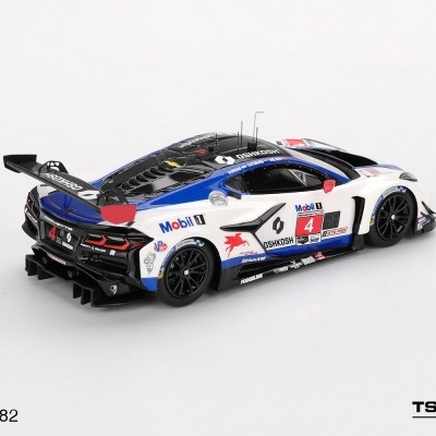 Miniatura de carro de corrida Corvette com decoração em branco, azul e preto e várias marcas visíveis.