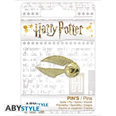 Pin dourado Snitch Harry Potter em cartão branco com logo Harry Potter