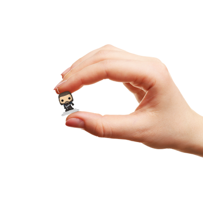 Mini figura colecionável castanha com casaco cinzento numa mão humana