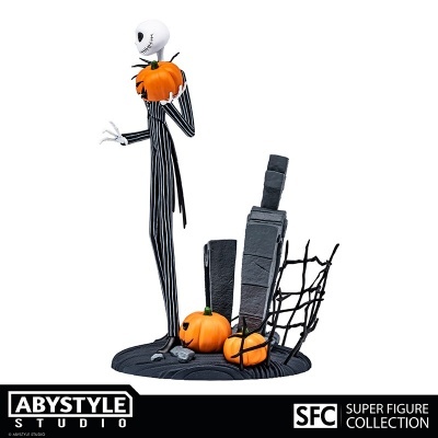 Figura decorativa de Jack Skellington segurando abóbora com base decorativa.
