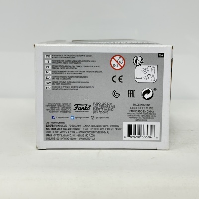 Embala branca do produto Funko com vários textos e símbolos