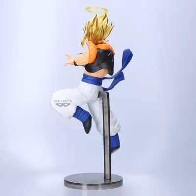 Figurina Banpresto de personagem anime com cabelo dourado e roupa branca com cinto azul