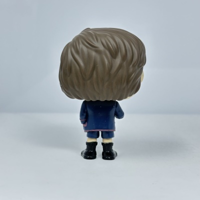 Boneco Funko Pop castanho de costas com roupa azul e botas pretas