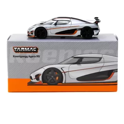 Miniatura de carro desportivo Koenigsegg Agera RS sobre caixa de embalagem.